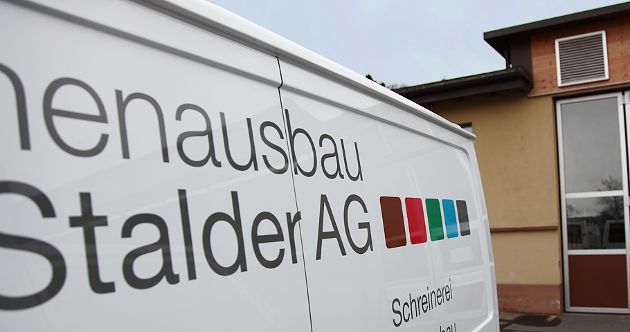 Seitenansicht von einem Lieferwagen mit dem Logo der Stalder AG