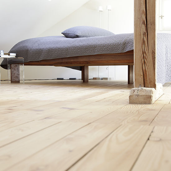 Ansicht Holzboden und Bett